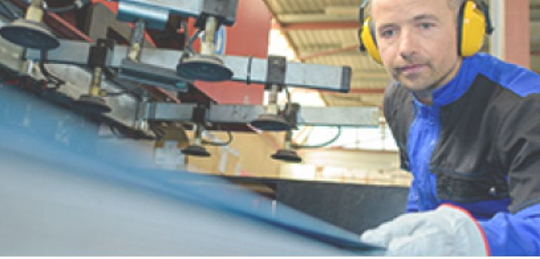 Operario usando maquinaria de movimiento por vacío